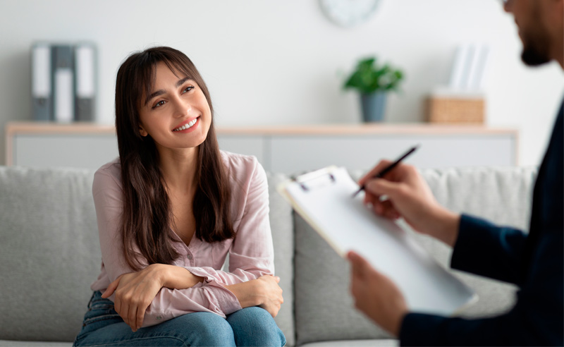 Psicóloga infantil realizando terapia de juego - Bilbao