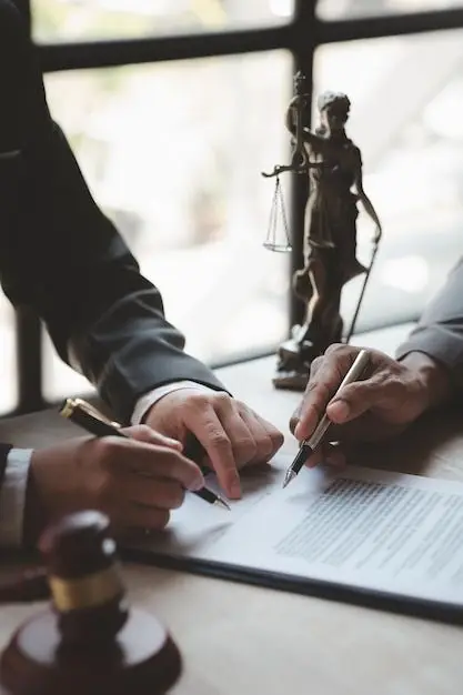 Balanza y documentos legales sobre una mesa