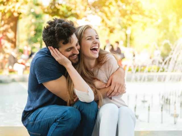 Pareja usando lenguaje corporal positivo para mejorar su relación