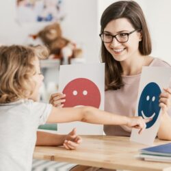 Niño aprendiendo a identificar emociones con la guía de un adulto en un entorno educativo. Si quieres, puedo hacerte también una sugerencia del tipo de imagen ideal para el post.