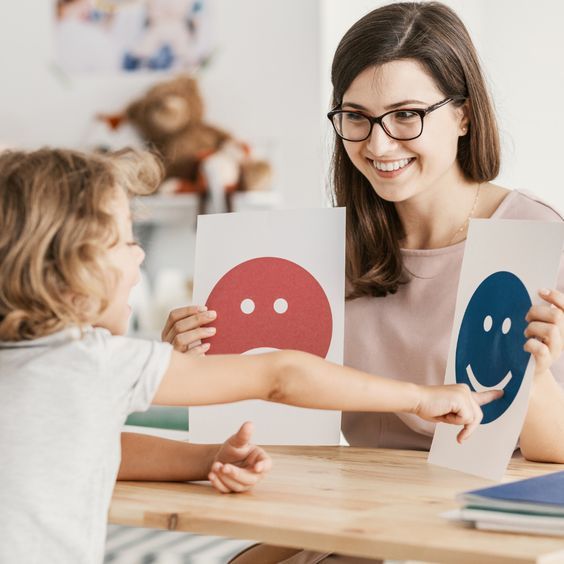 Niño aprendiendo a identificar emociones con la guía de un adulto en un entorno educativo. Si quieres, puedo hacerte también una sugerencia del tipo de imagen ideal para el post.