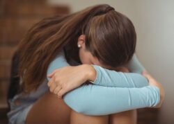 Adolescente con ansiedad recibiendo apoyo y orientación de un profesional en Psicología.