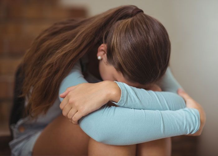 Adolescente con ansiedad recibiendo apoyo y orientación de un profesional en Psicología.