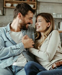 Pareja hablando de forma calmada para mejorar su comunicación y conexión emocional.