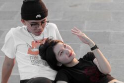 Adolescente reflexionando sobre una relación mientras observa el móvil, simbolizando celos, control y límites en relaciones juveniles.