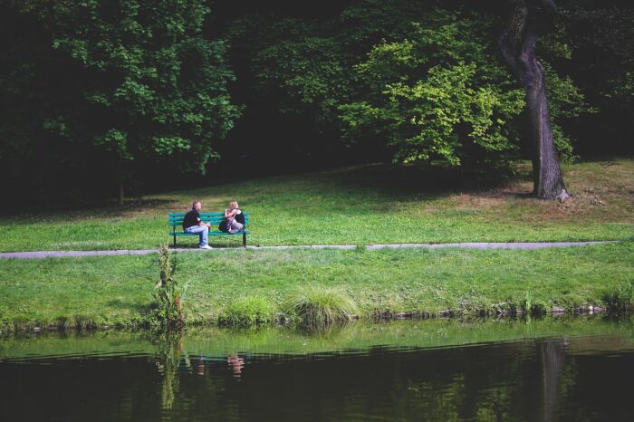 Dos personas conversando con calma tras un desacuerdo, representando la resolución temprana de conflictos emocionales.