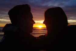 Adolescente reflexionando sobre su primera relación romántica, cuestionando mitos del amor y aprendiendo sobre afecto saludable.