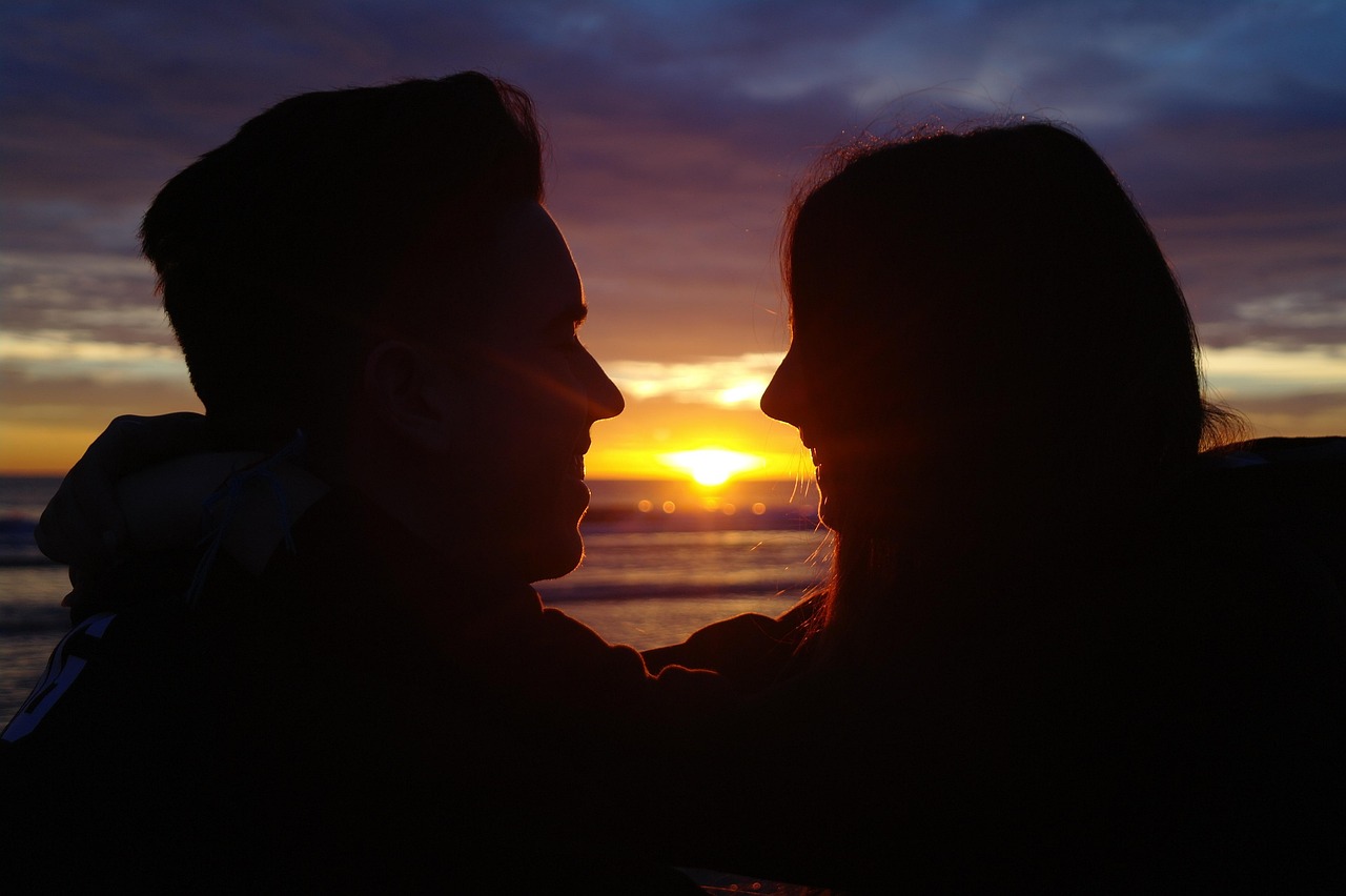 Adolescente reflexionando sobre su primera relación romántica, cuestionando mitos del amor y aprendiendo sobre afecto saludable.
