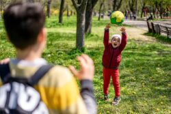 Niñas y niños jugando juntos tras un pequeño conflicto, mostrando reconciliación y vínculo afectivo en un entorno escolar o de juego.