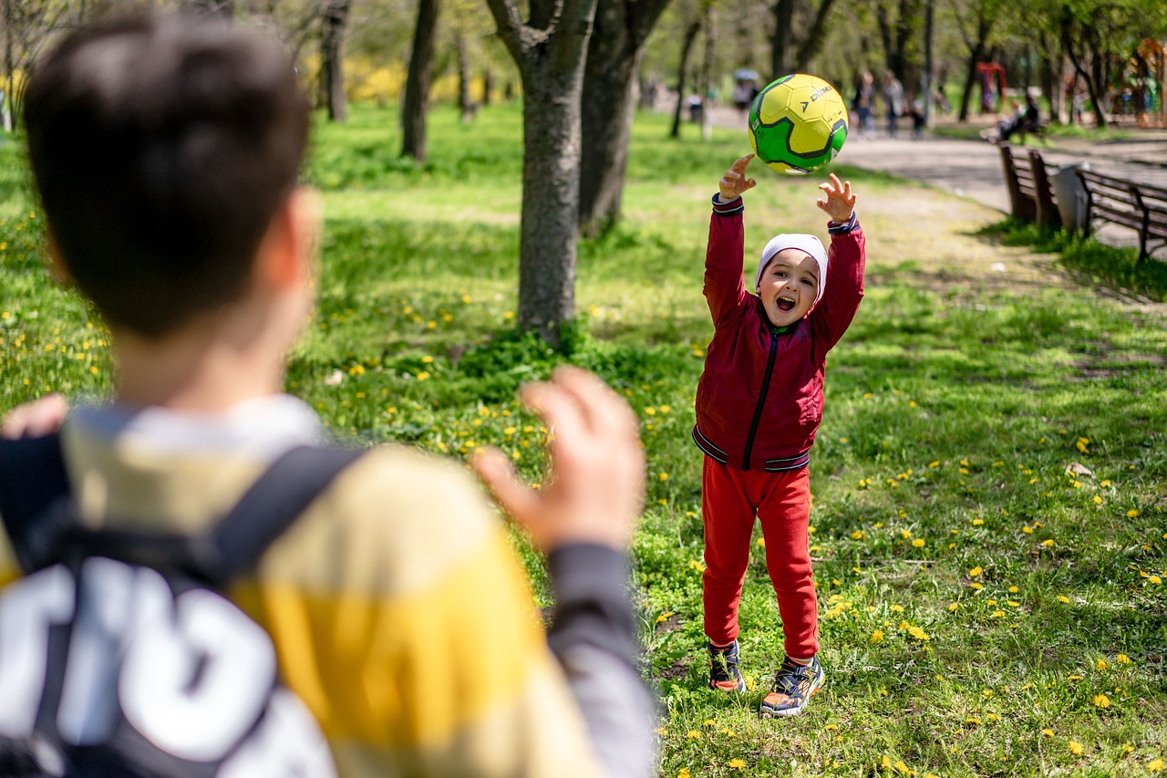 Niñas y niños jugando juntos tras un pequeño conflicto, mostrando reconciliación y vínculo afectivo en un entorno escolar o de juego.