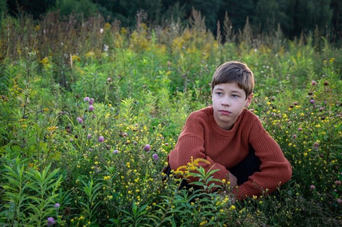Adolescente en un espacio tranquilo, mostrando una expresión reflexiva que representa la vivencia de soledad y emociones difíciles en San Valentín.