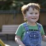 Niños y niñas jugando juntos representando la neurodiversidad y la inclusión