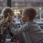 Niño aprendiendo a poner límites de forma respetuosa y segura en una interacción cotidiana
