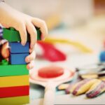 Niña y niño realizando tareas juntos: pequeños gestos cotidianos que fomentan la igualdad de género desde la infancia.