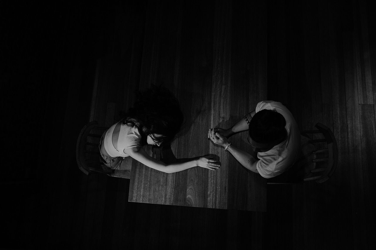 Pareja en casa mostrando cansancio y distancia emocional, reflejando el impacto de la carga mental en la relación.