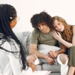 Pareja comunicándose de forma calmada y empática durante una conversación emocional
