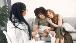 Pareja comunicándose de forma calmada y empática durante una conversación emocional