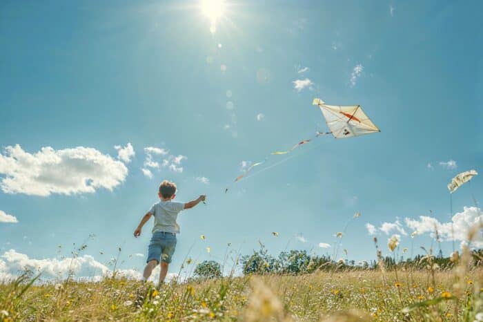 Persona al aire libre en primavera mostrando cansancio o sobreestimulación emocional