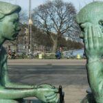 Dos personas reflexionando sobre el equilibrio del cuidado mutuo en su relación
