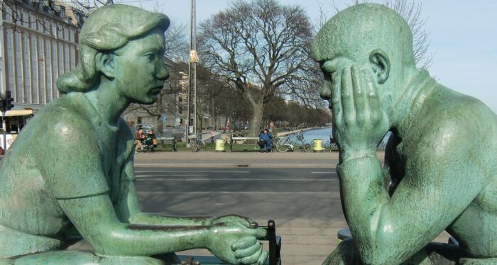 Dos personas reflexionando sobre el equilibrio del cuidado mutuo en su relación