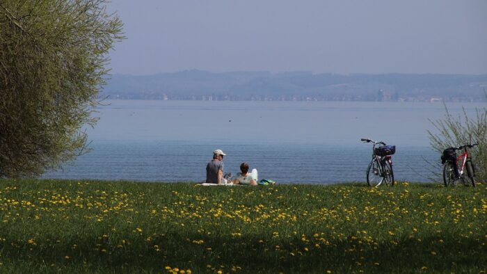 Persona disfrutando de la primavera al aire libre para mejorar el estado de ánimo