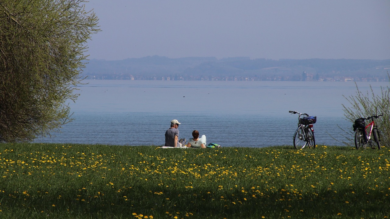 Persona disfrutando de la primavera al aire libre para mejorar el estado de ánimo