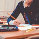 Estudiante cansado al final del curso escolar mostrando signos de agotamiento académico