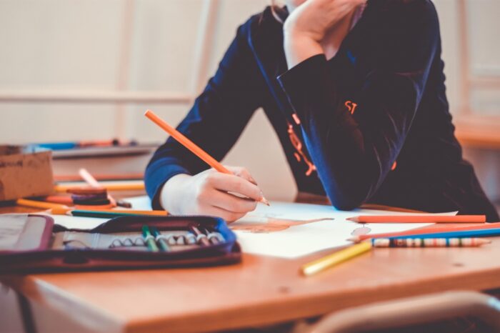 Estudiante cansado al final del curso escolar mostrando signos de agotamiento académico
