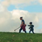 Adulto acompañando a un niño a identificar sus necesidades emocionales y físicas