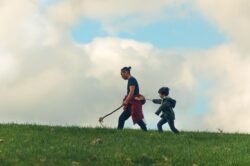 Adulto acompañando a un niño a identificar sus necesidades emocionales y físicas