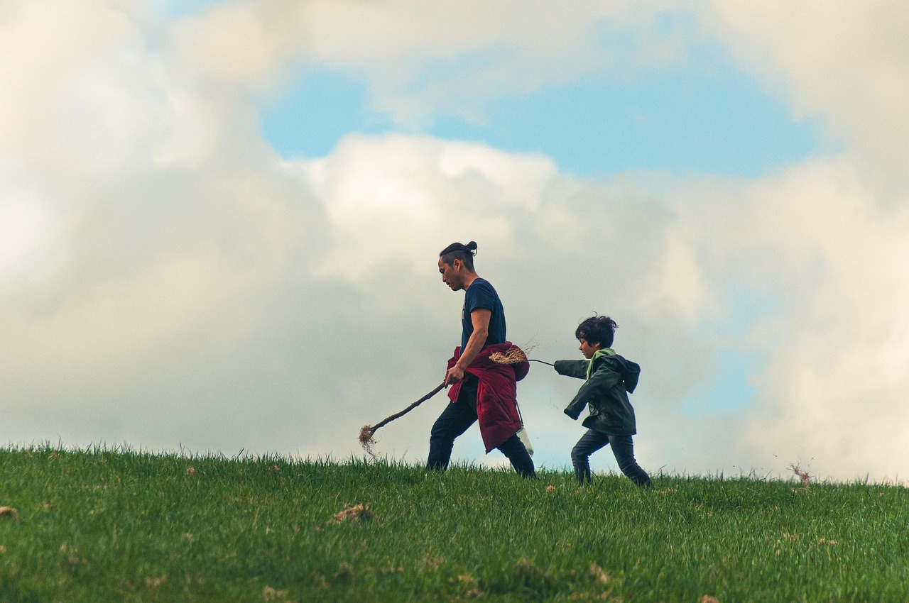 Adulto acompañando a un niño a identificar sus necesidades emocionales y físicas
