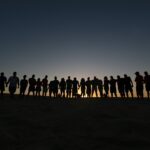 Persona entre un grupo y su espacio personal, representando la identidad y la pertenencia