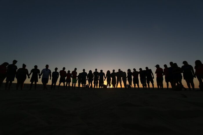 Persona entre un grupo y su espacio personal, representando la identidad y la pertenencia