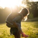 Niña o niño jugando al aire libre en primavera, reflejando energía y regulación emocional infantil