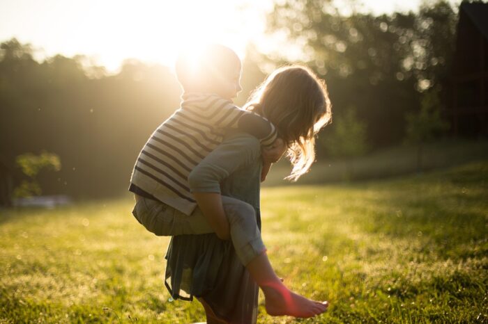 Niña o niño jugando al aire libre en primavera, reflejando energía y regulación emocional infantil
