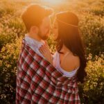 Persona reflexionando en primavera sobre su deseo y conexión emocional