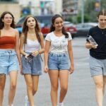 Adolescente reflexionando sobre su imagen corporal con ropa de verano